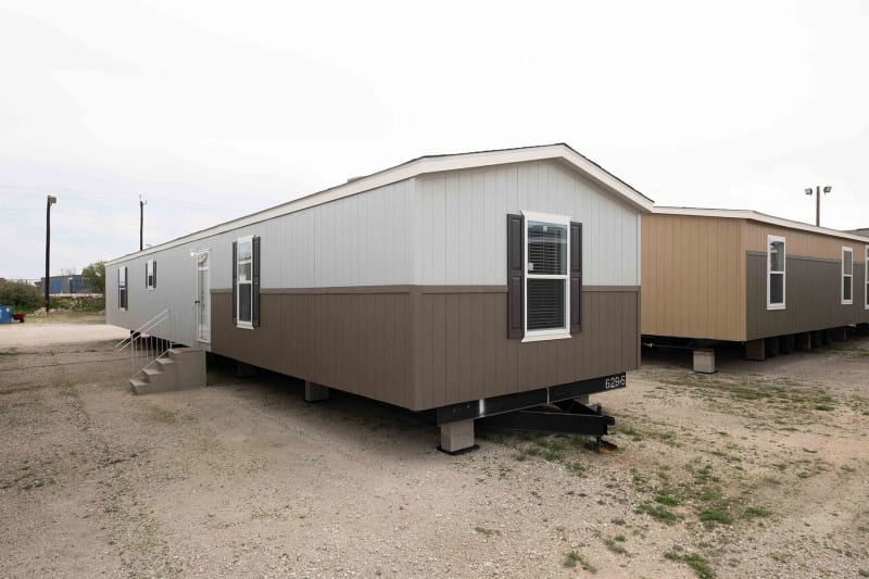 Exterior view of CS1676M mobile home